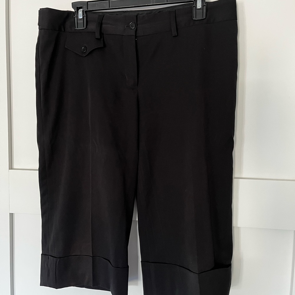 BCBGMaxAzria Black Capris, size 10